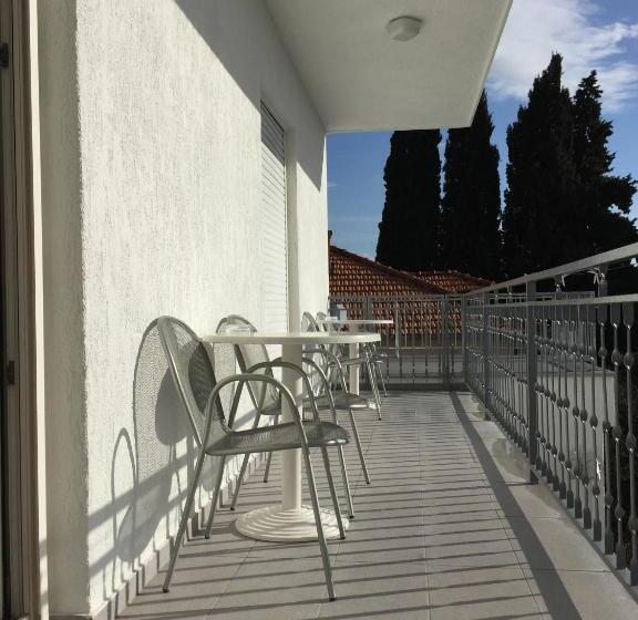 اتاق استاندارد سه تخته با بالکن, Guesthouse Varnica