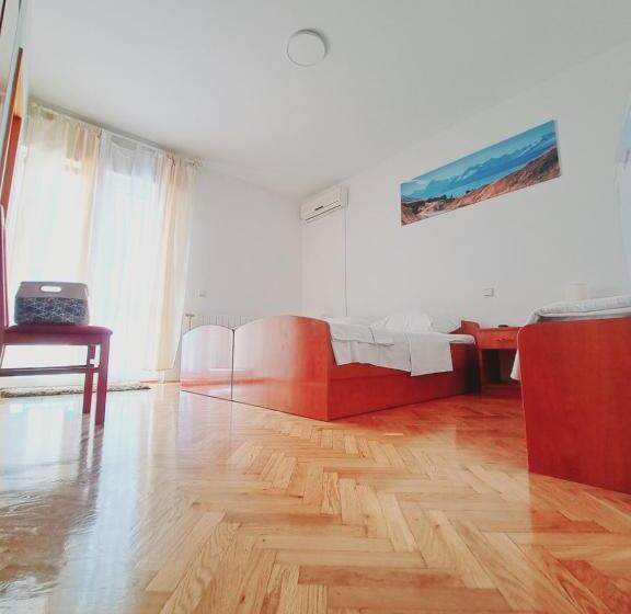 اتاق استاندارد سه تخته با بالکن, Guesthouse Varnica