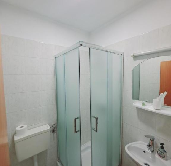 اتاق استاندارد سه تخته با بالکن, Guesthouse Varnica