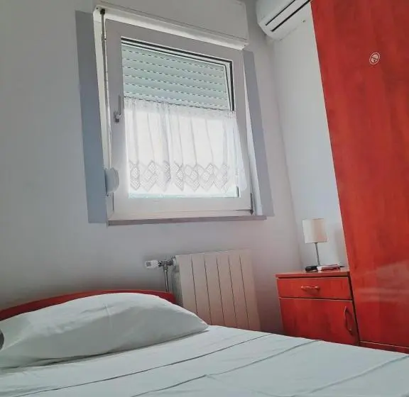 スタンダードシングルルーム, Guesthouse Varnica