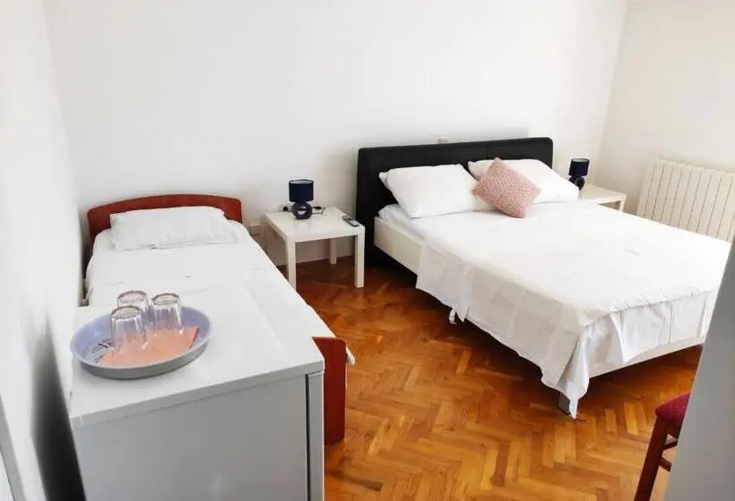 オーシャンビューのデラックストリプルルーム, Guesthouse Varnica