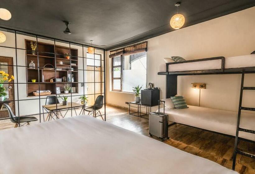 جناح دور أخير, Letsbunk Poshtel