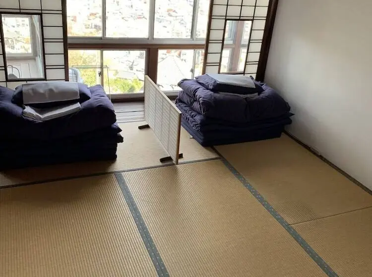 ルームシェアのワンベッド, Onomichi Guest House Miharashitei