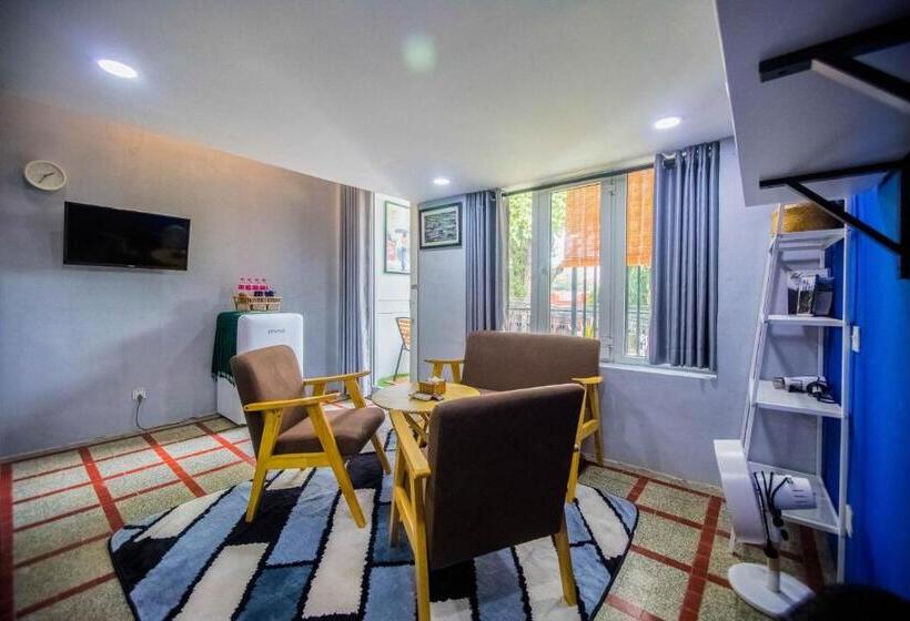 חדר משפחתי, The Artist Residence