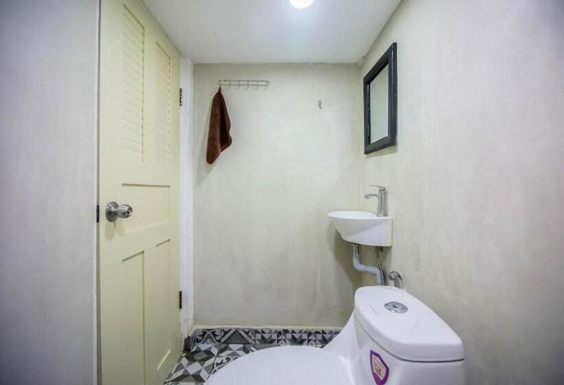 חדר משפחתי, The Artist Residence