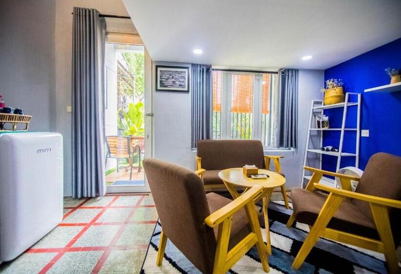 חדר משפחתי, The Artist Residence