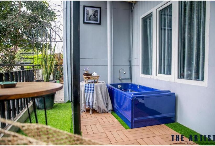 חדר משפחתי, The Artist Residence