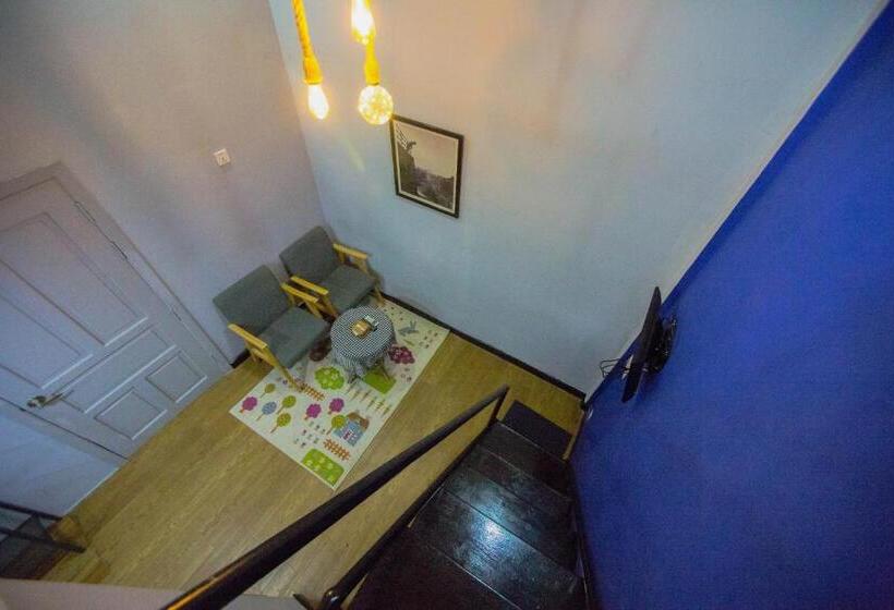 חדר דופלקס, The Artist Residence