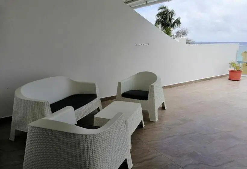 سوییت با چشم‌انداز جانبی دریا, Easy Stay Residence