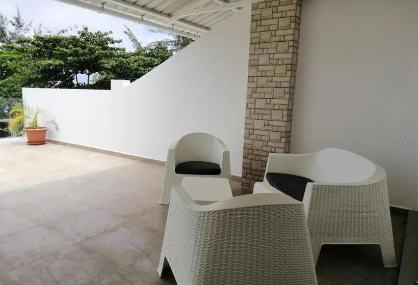 سوییت با چشم‌انداز جانبی دریا, Easy Stay Residence