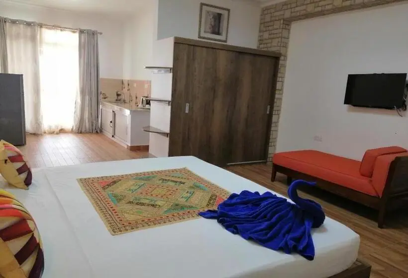 سوییت با چشم‌انداز جانبی دریا, Easy Stay Residence