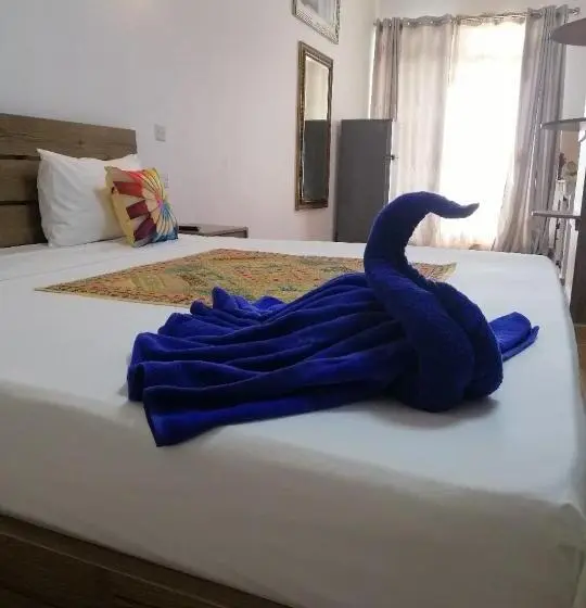سوییت با چشم‌انداز جانبی دریا, Easy Stay Residence