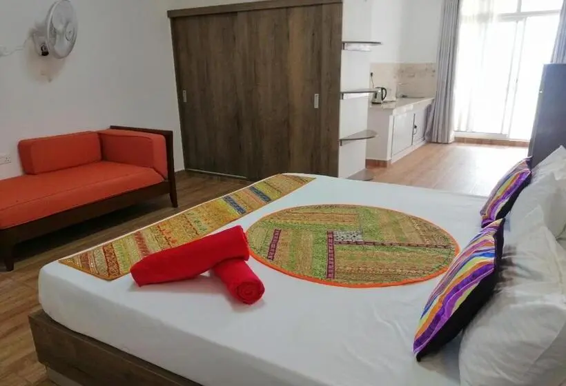 سوییت با چشم‌انداز جانبی دریا, Easy Stay Residence