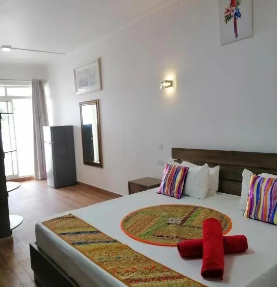 سوییت با چشم‌انداز جانبی دریا, Easy Stay Residence