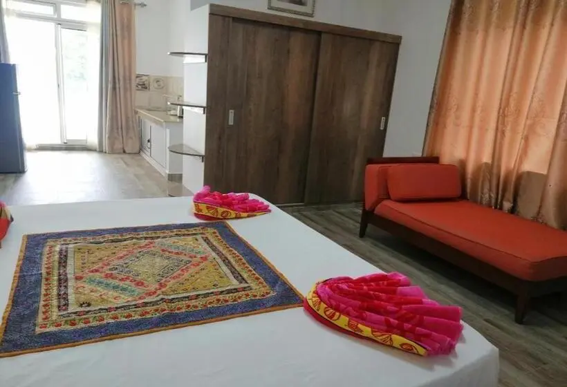 سوییت با چشم‌انداز جانبی دریا, Easy Stay Residence