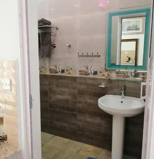 سوییت با چشم‌انداز جانبی دریا, Easy Stay Residence