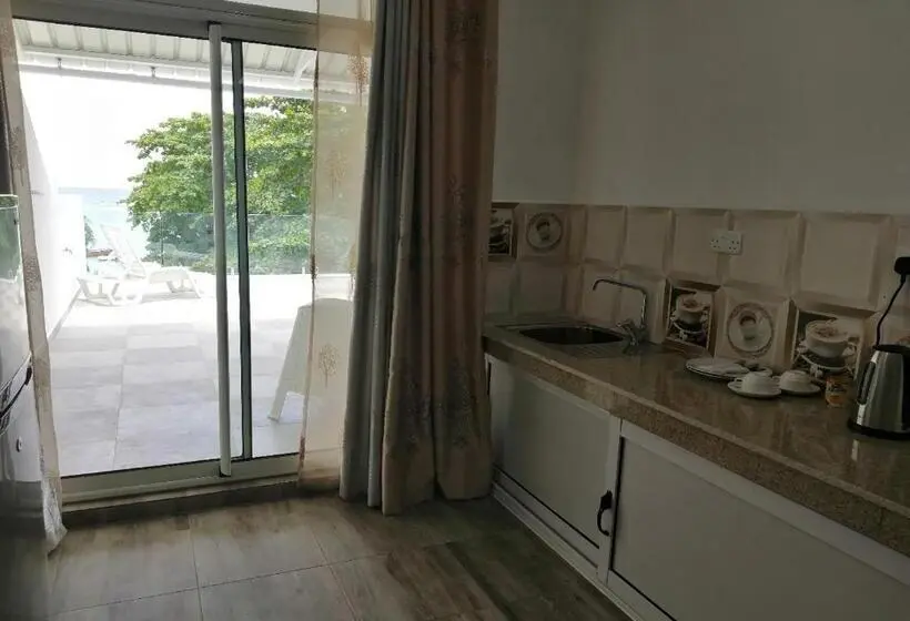 سوییت با چشم‌انداز جانبی دریا, Easy Stay Residence