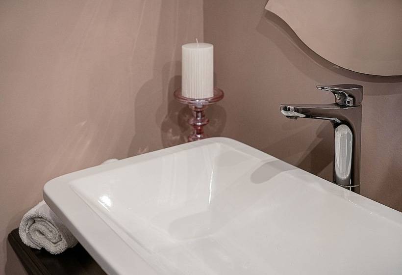 חדר סופריור, Elia Palatino