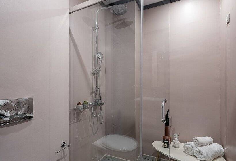 חדר סופריור, Elia Palatino