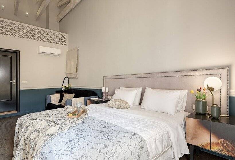 חדר סופריור, Elia Palatino