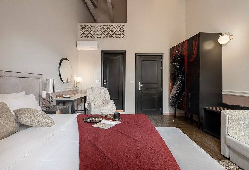 חדר סופריור, Elia Palatino