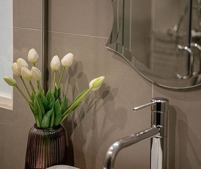 חדר קלאסי, Elia Palatino