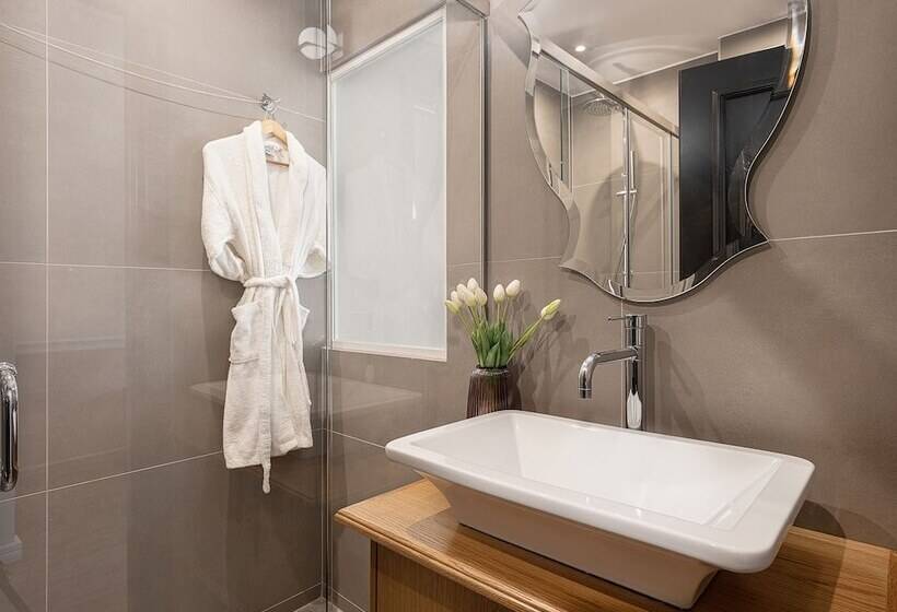 חדר קלאסי, Elia Palatino