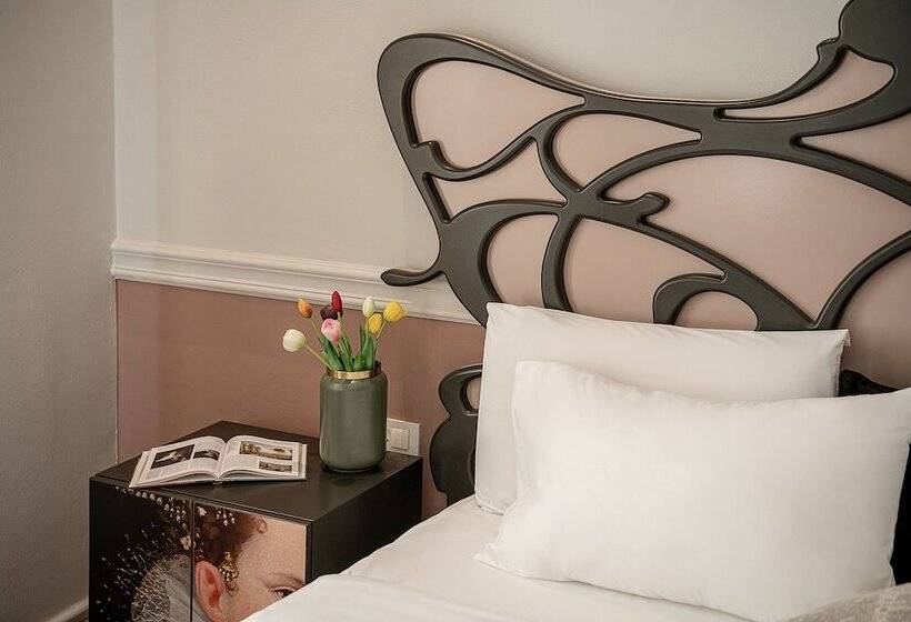 חדר קלאסי, Elia Palatino