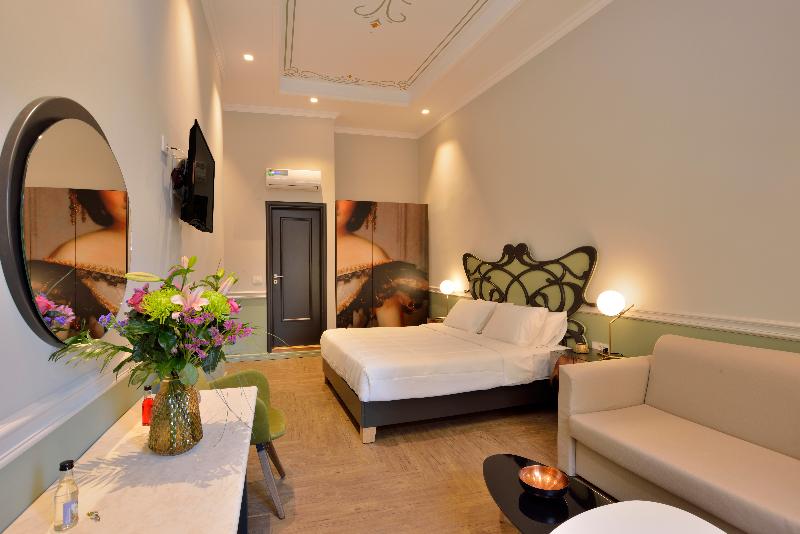 חדר קלאסי, Elia Palatino