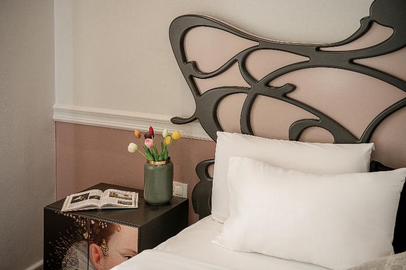 חדר קלאסי, Elia Palatino