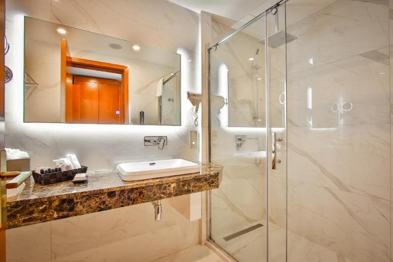 اتاق خانوادگی, New Tiflis