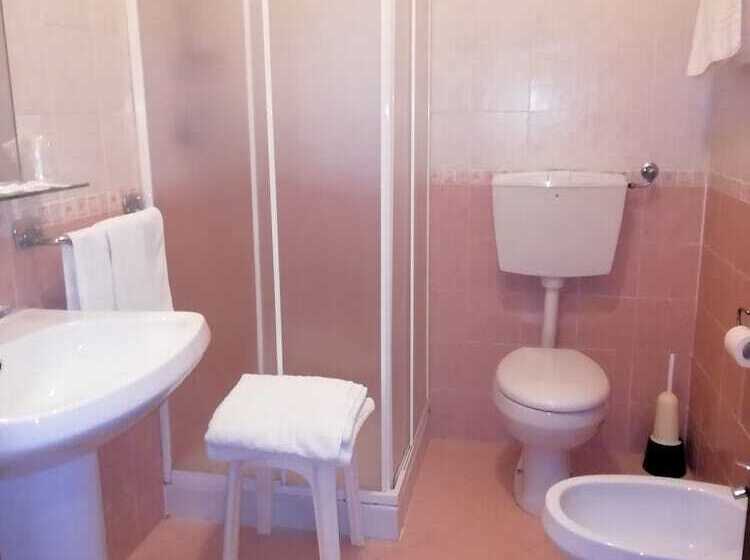 Habitación Estándar, Rita