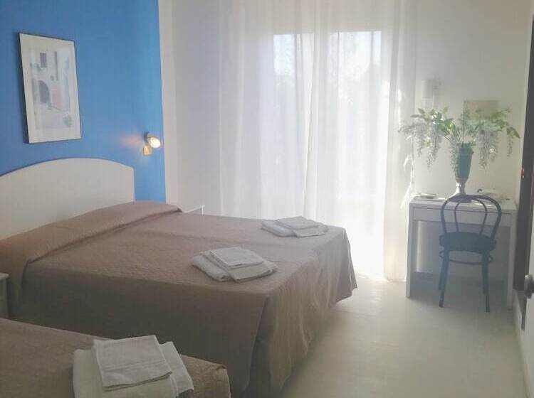 Habitación Triple Estándar, Rita