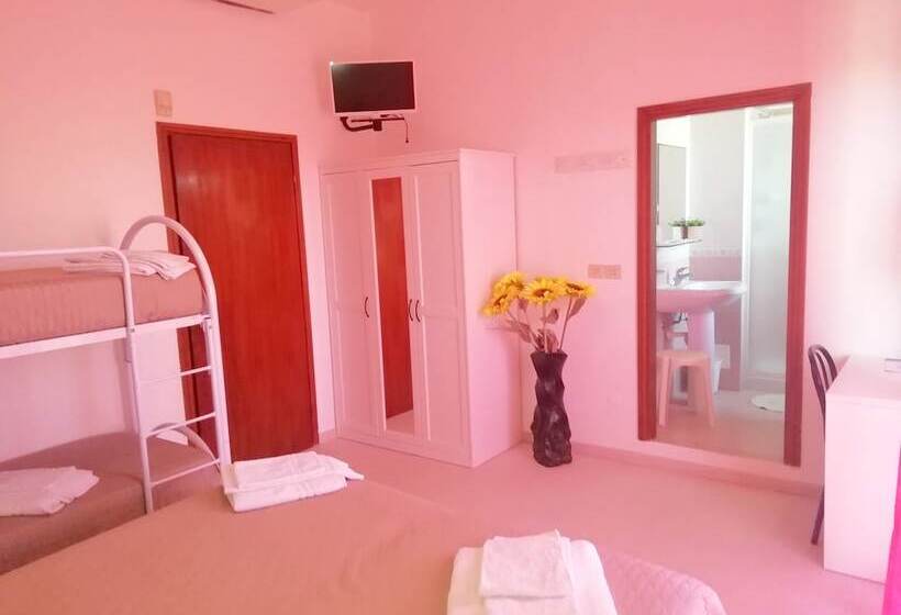 Habitación Cuádruple Estándar, Rita