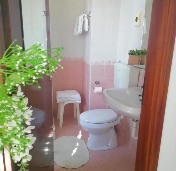 Habitación Triple Estándar, Rita