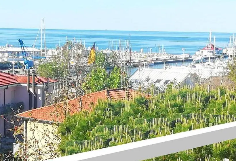 اتاق استاندارد با چشمانداز دریا, Rita
