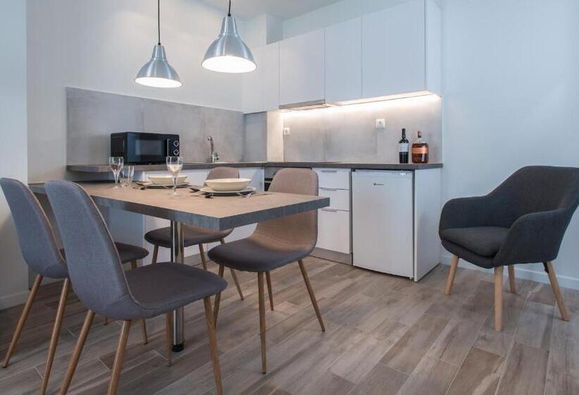 2 Bedroom Apartment, Spot Apart