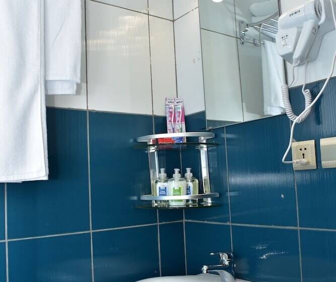 اتاق لوکس با چشم‌انداز شهر, Lebanon