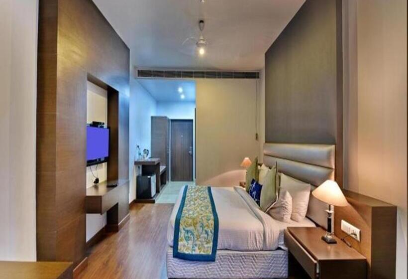 Номер Executive, M B Greens Clarks Inn