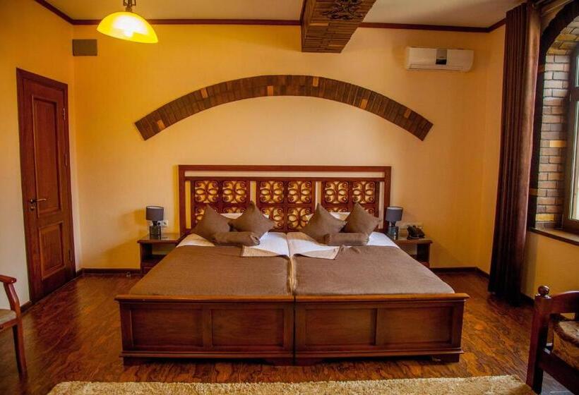 جناح جونيور, Platan