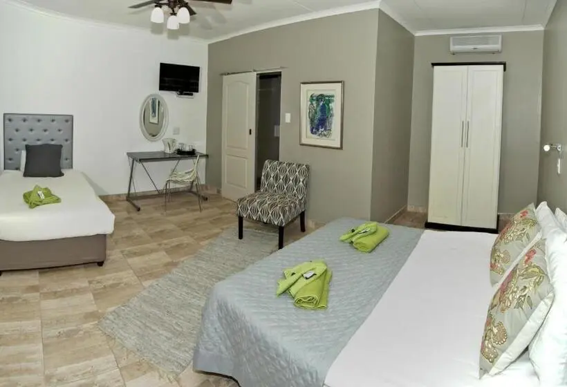 اتاق استاندارد سه نفره, Out Of Africa Guesthouse