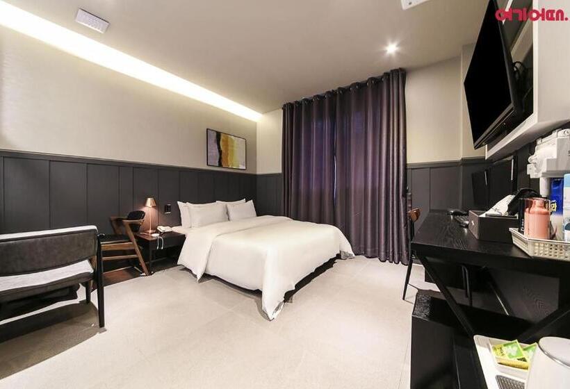 Quarto Estandar, Plum