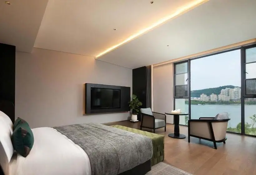 Suite with lake view, 黄石未苏湾花间亭飞花