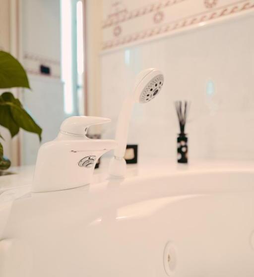 סוויטה עם ג'קוזי, Villa Erre  Literary B&b