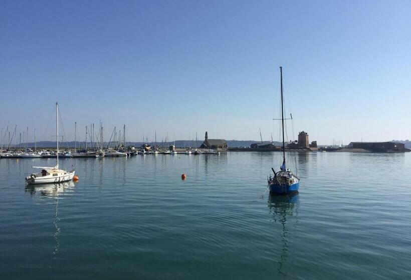 غرفة رومانسية مطلة على البحر, De France