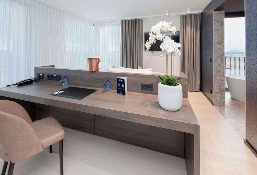 Люкс, Radisson Blu Hotel, Bruges