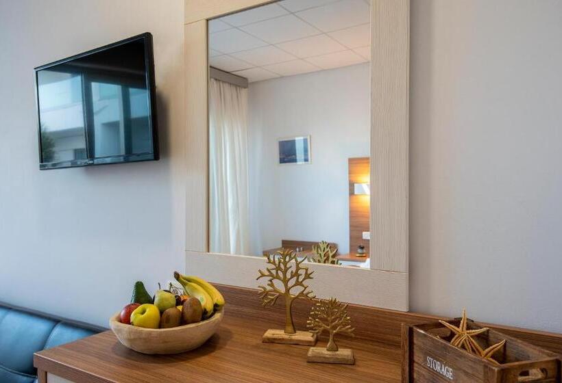 Трехместный Superior Вид на Море, Royal Bay Suites