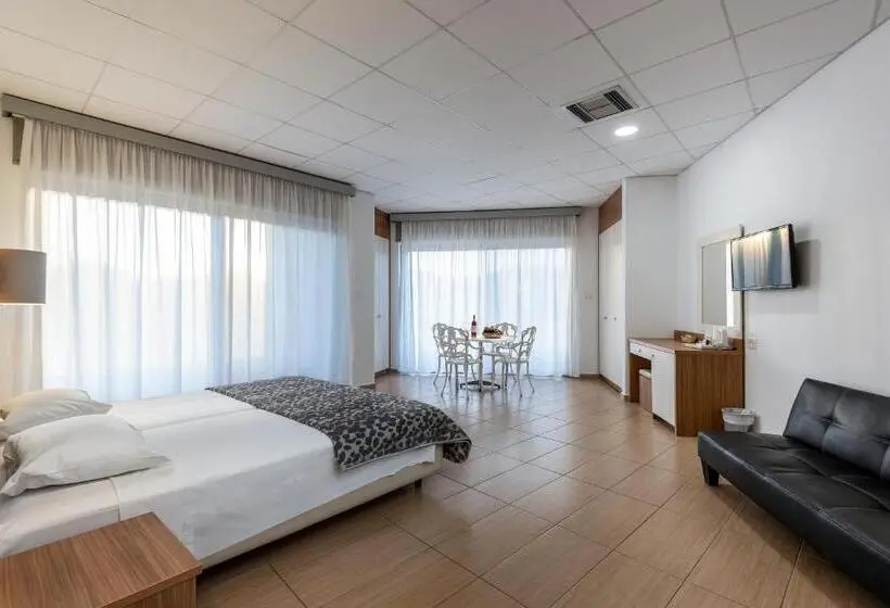 オーシャンビューのスーペリアトリプルルーム, Royal Bay Suites