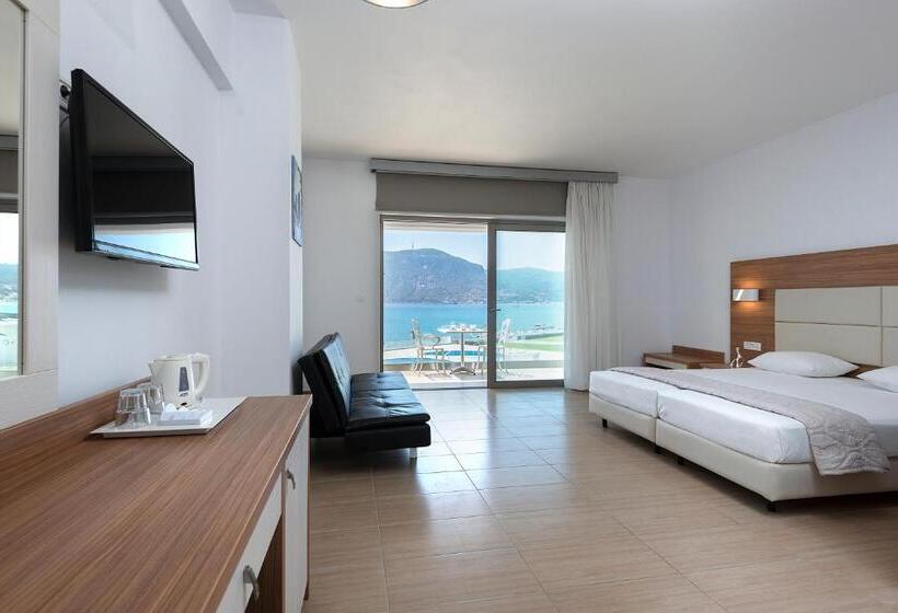 Трехместный Superior Вид на Море, Royal Bay Suites