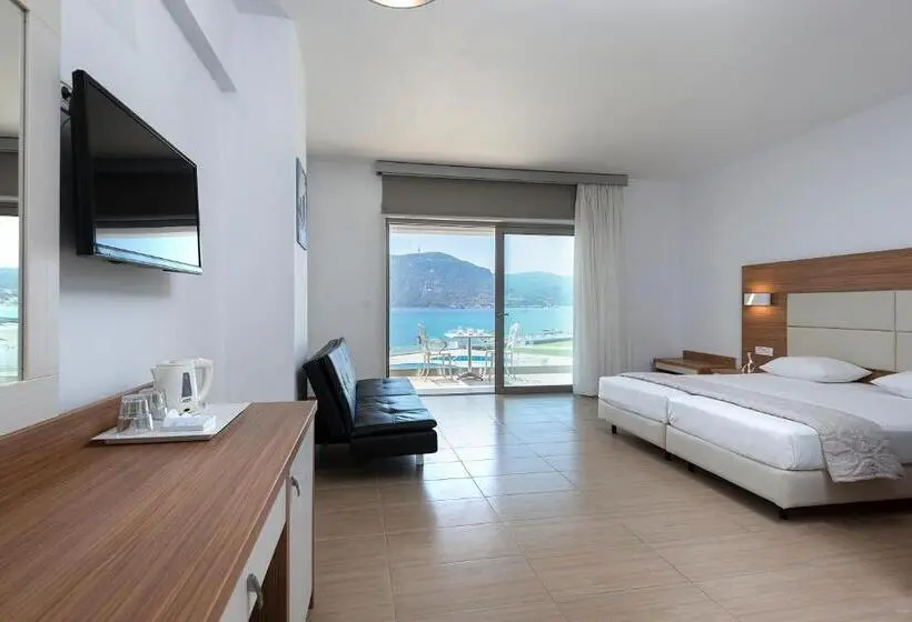 オーシャンビューのスーペリアトリプルルーム, Royal Bay Suites